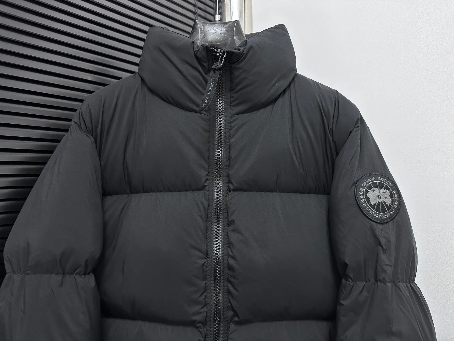 P840 【Canada gooes】Large Goose Sleeve Stand Collar Down Jacket Lawrence down jacket provides basic protection for daily adventures. Delicately soft fabric, this is a water-repellent fabric that is soft to the touch yet durable. Filled with extremely fluffy white duck down. This piece has a quilted body and structured down. Padded collar and reflective double-stripe grip tape. Extended hem and tucked-in inner rib-knit cuffs. Size: XS-2XL